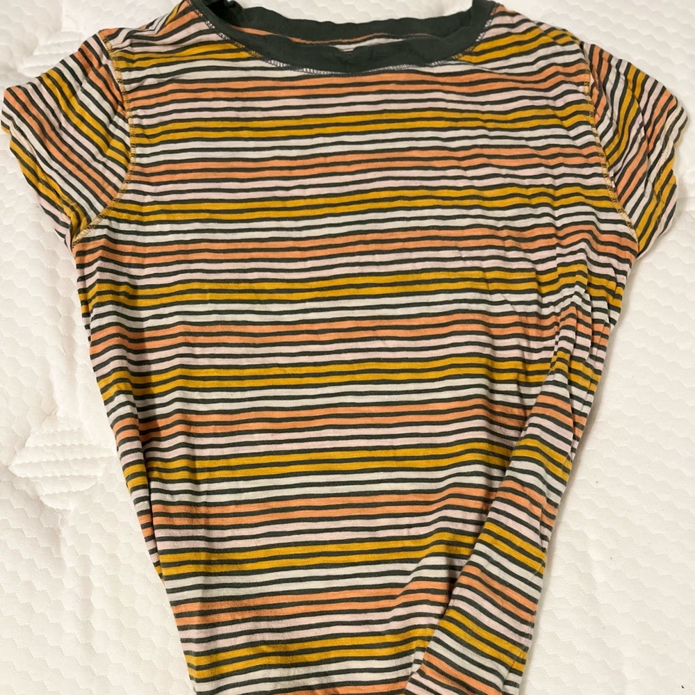 90’s style t-shirt size xs universal threads fits small